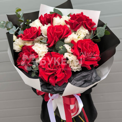 Букет из красных французских роз и белой эустомы