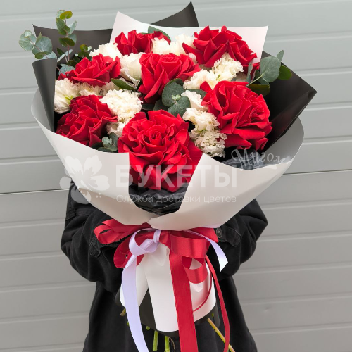 Букет из красных французских роз и белой эустомы