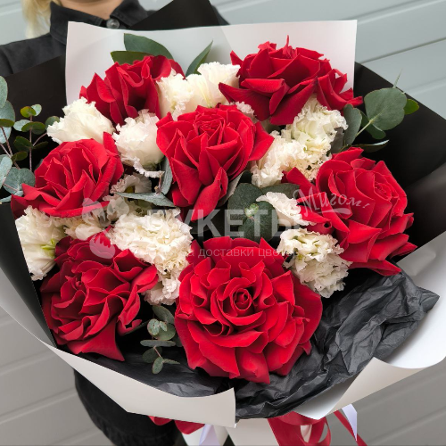 Букет из красных французских роз и белой эустомы