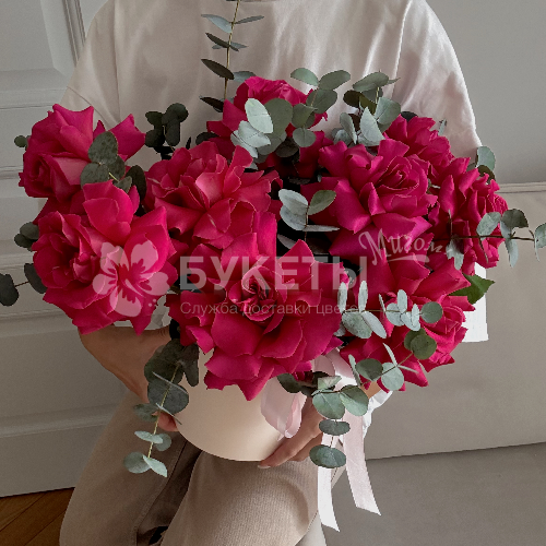 Яркие розовые французские розы в шляпной коробке