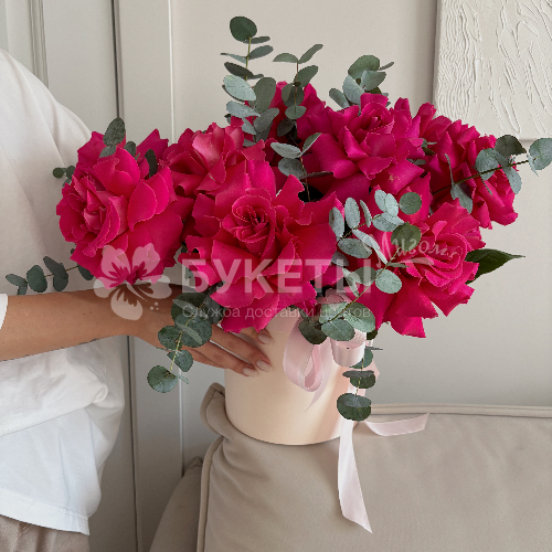 Яркие розовые французские розы в шляпной коробке