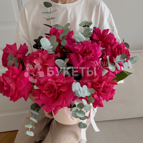 Яркие розовые французские розы в шляпной коробке