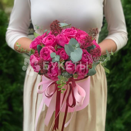 Шляпная коробка с пионовидной розой "Малинка"