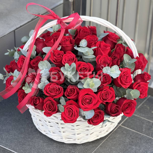 Корзина 51 красная роза "Царский подарок"