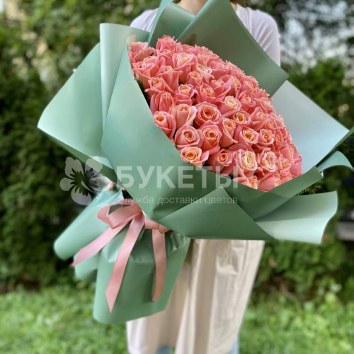 Букет из 101 коралловой розы Мисс Пигги