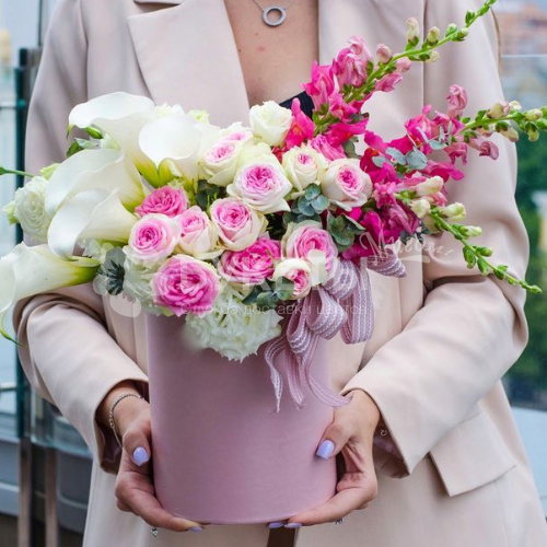 Шляпная коробка с белыми каллами