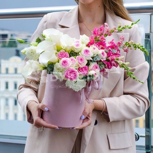 Шляпная коробка с белыми каллами