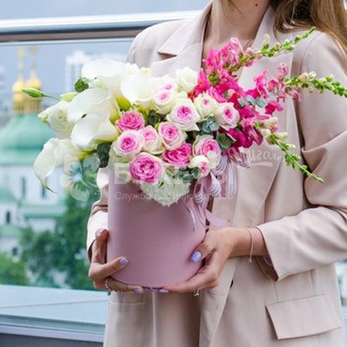 Шляпная коробка с белыми каллами