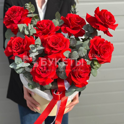 Красные французские розы с эвкалиптом в шляпной коробке