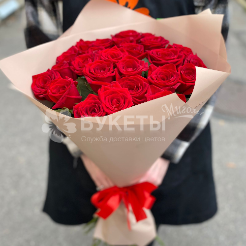 Букет из 25 красных роз "Ред Шарм"
