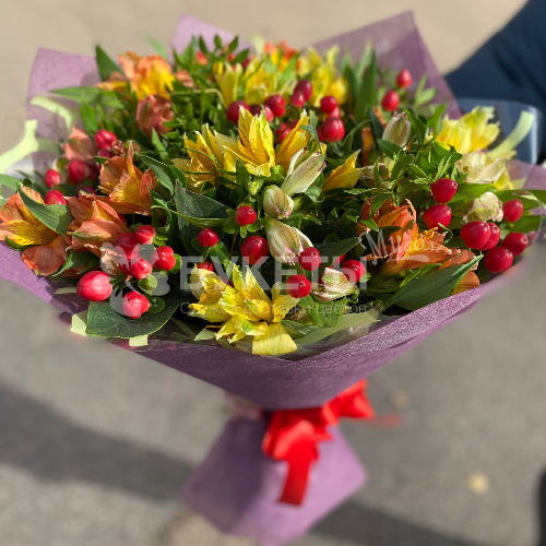 Букет из 19 альстромерий и гиперикума