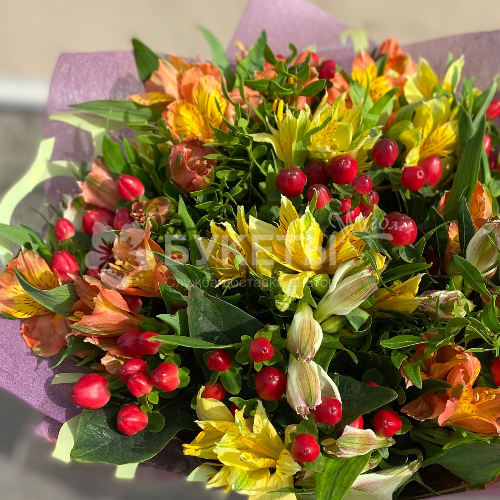 Букет из 19 альстромерий и гиперикума