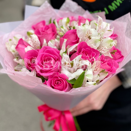 Букет из розовых роз и альстромерий
