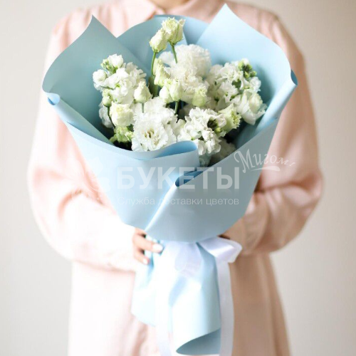 Букет из белых маттиол и эустомы