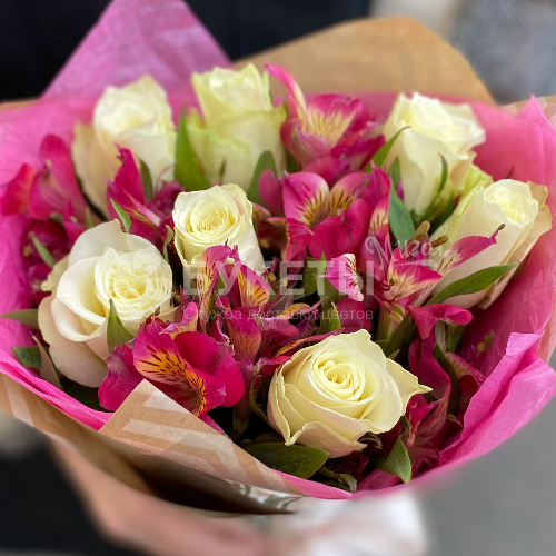 Букет из белых роз и альстромерий