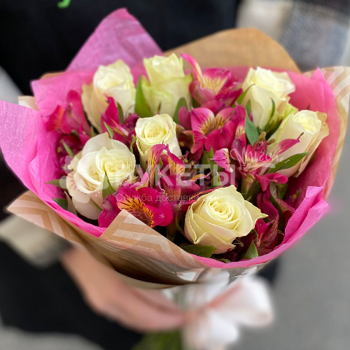 Букет из белых роз и альстромерий