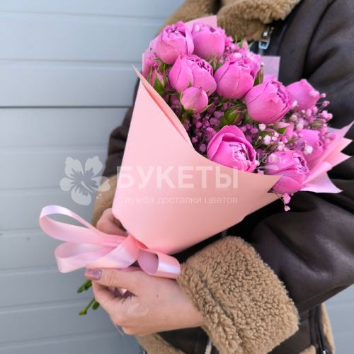 Букет из пионовидных роз и гипсофилы