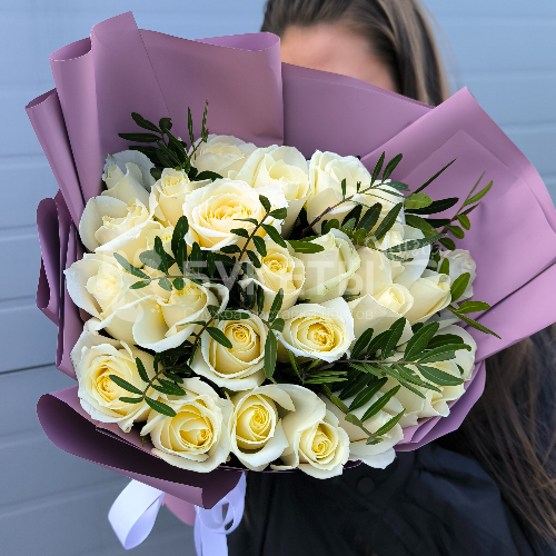 Букет из 25 белых роз "Аваланш" и фисташки