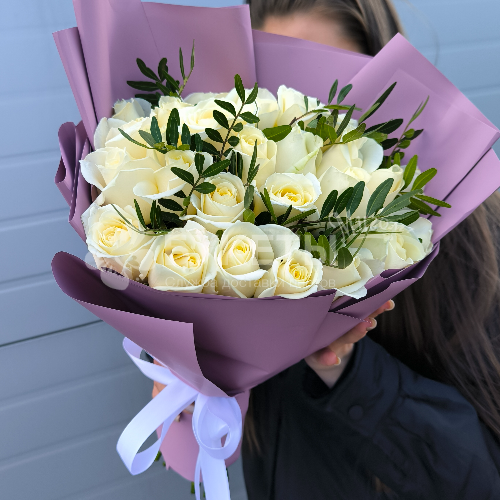 Букет из 25 белых роз "Аваланш" и фисташки