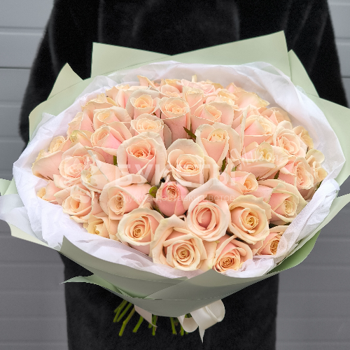 Букет из 51 нежной розы "Лилу"