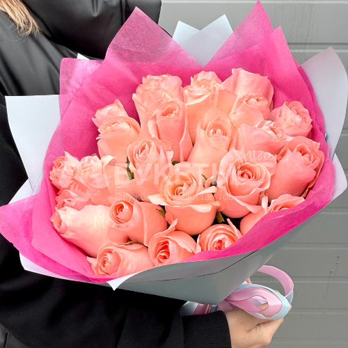 Букет из 25 нежных розовых роз "Сонетта"