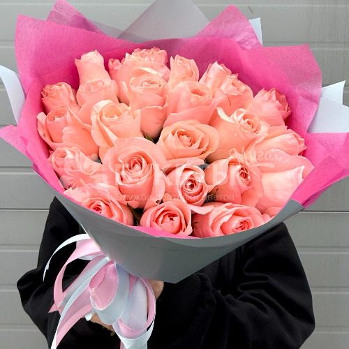 Букет из 25 нежных розовых роз "Сонетта"