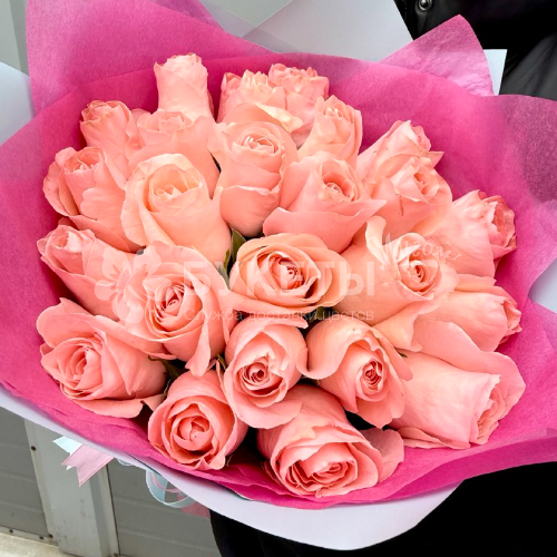 Букет из 25 нежных розовых роз "Сонетта"