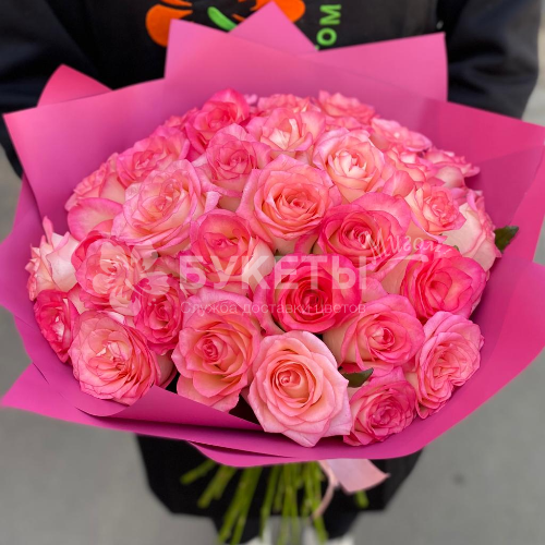 Букет из 25 розовых роз "Джумилия"