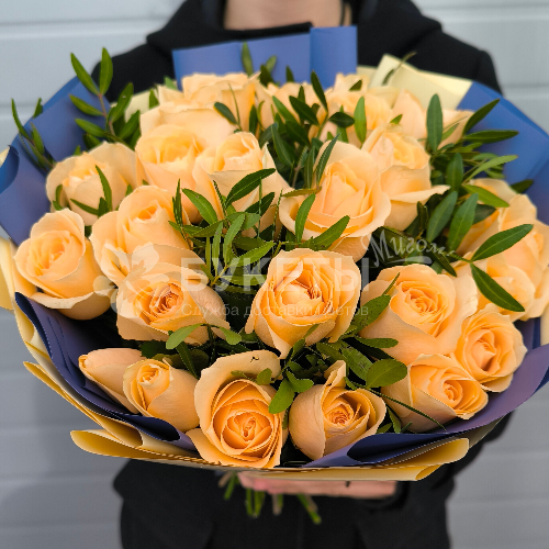 Букет из 25 персиковых роз "Тепло заката"