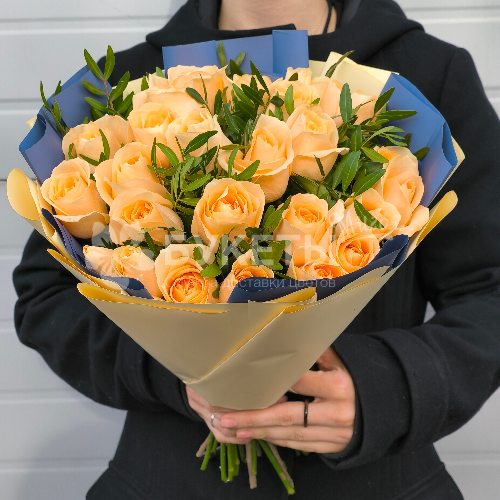 Букет из 25 персиковых роз "Тепло заката"