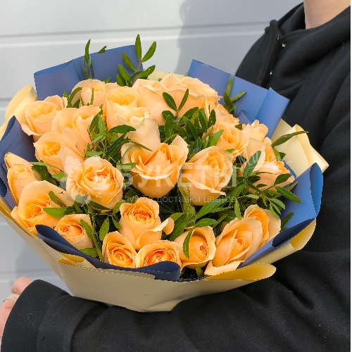 Букет из 25 персиковых роз "Тепло заката"