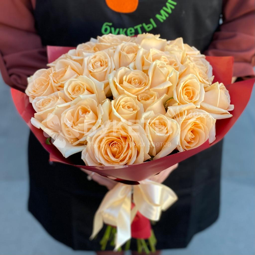 Букет из 25 персиковых роз "Пич Аваланш"