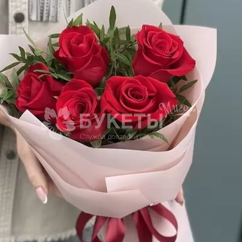 Букет из 5 красных роз (Эквадор) и фисташки