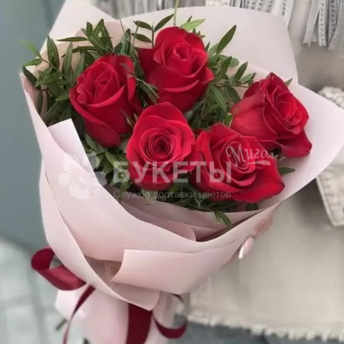 Букет из 5 красных роз (Эквадор) и фисташки