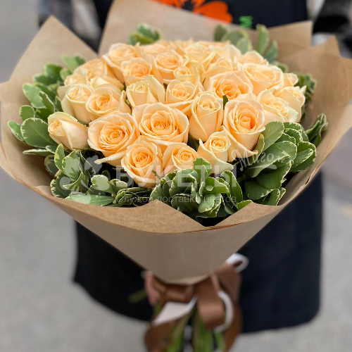Букет из 35 персиковых роз с питтоспорумом