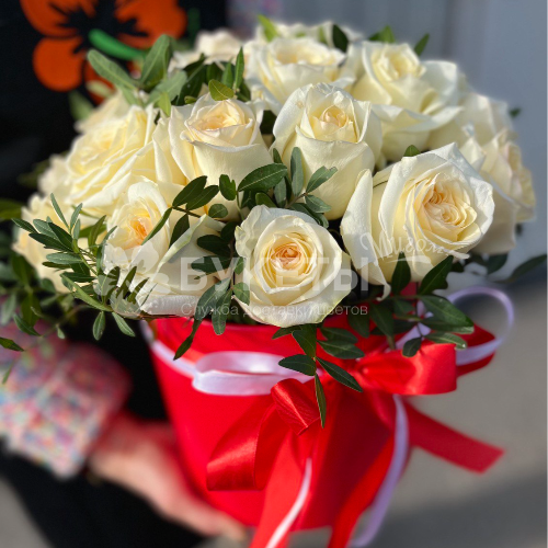 21 белая роза в красной шляпной коробке