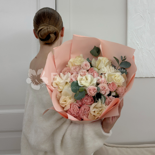 Нежный букет из французских и пионовидных роз