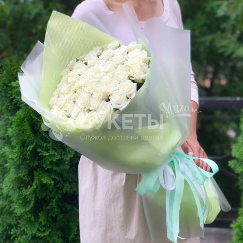 Букет из 51 белой розы в красивой упаковке