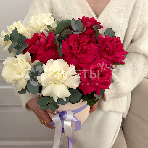 Розовые и белые французские розы в коробке