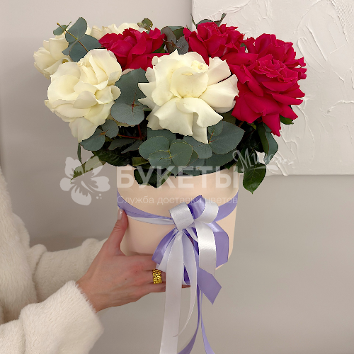 Розовые и белые французские розы в коробке