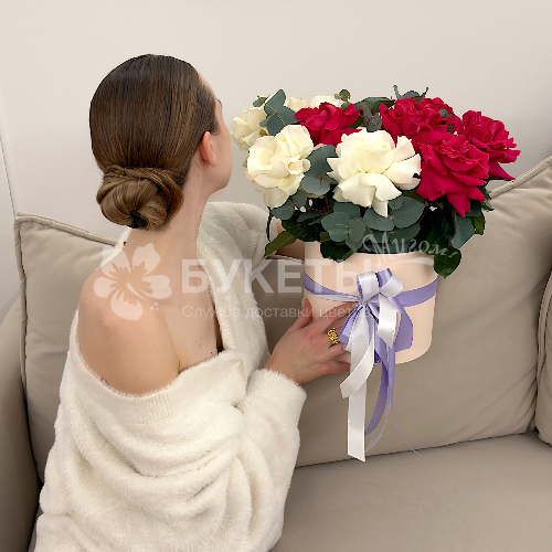 Розовые и белые французские розы в коробке