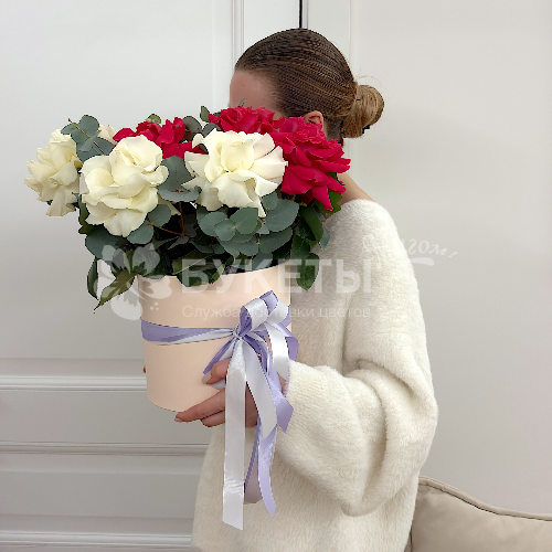 Розовые и белые французские розы в коробке