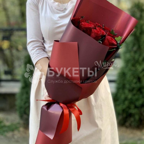 Букет из 13 красных роз "Ред Шарм"