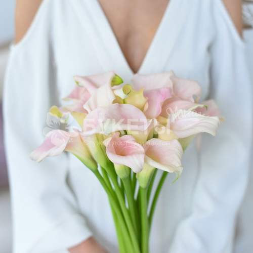 Букет невесты из 19 нежных калл