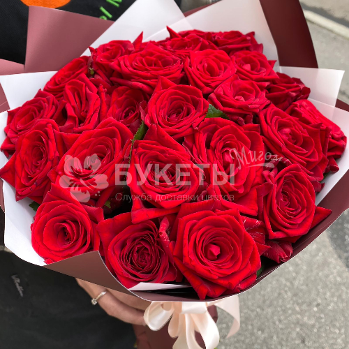 Букет из 25 ароматных красных роз