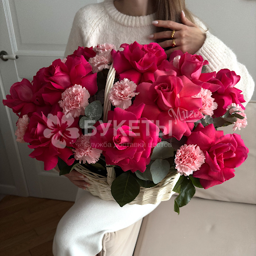 Розовые грезы в плетеной корзине