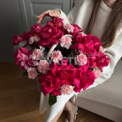 Розовые грезы в плетеной корзине