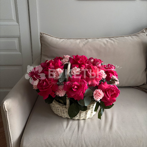 Розовые грезы в плетеной корзине