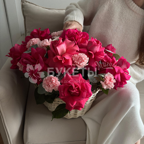 Розовые грезы в плетеной корзине