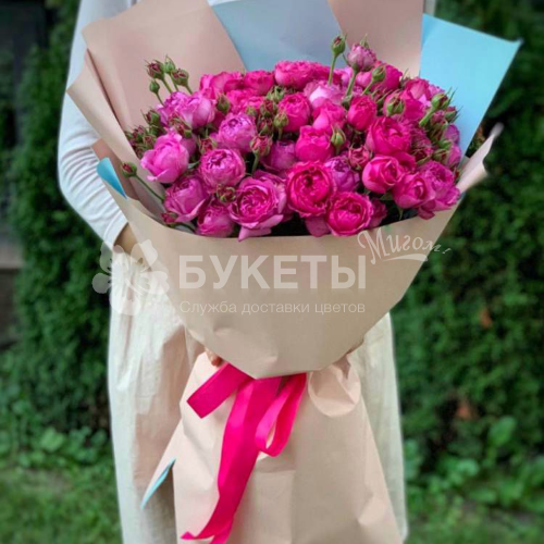 Букет из 19 кустовых пионовидных малиновых роз